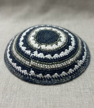 כיפה סרוג ע.יד חוט D.M.C מקושקש 13 ס"מ
