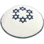 כיפה סרוגה 16 ס"מ לבן 6 מגיני דוד כחול