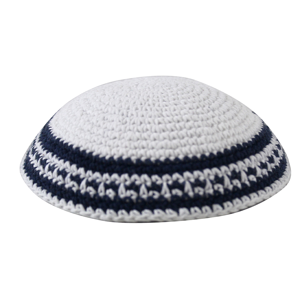 17215.jpg כיפה סרוגה 16 ס"מ לבן מסביב פס כחול כהה ולבן – תמונה 1